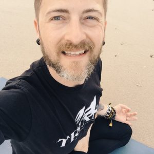 Yogadude am Strand
