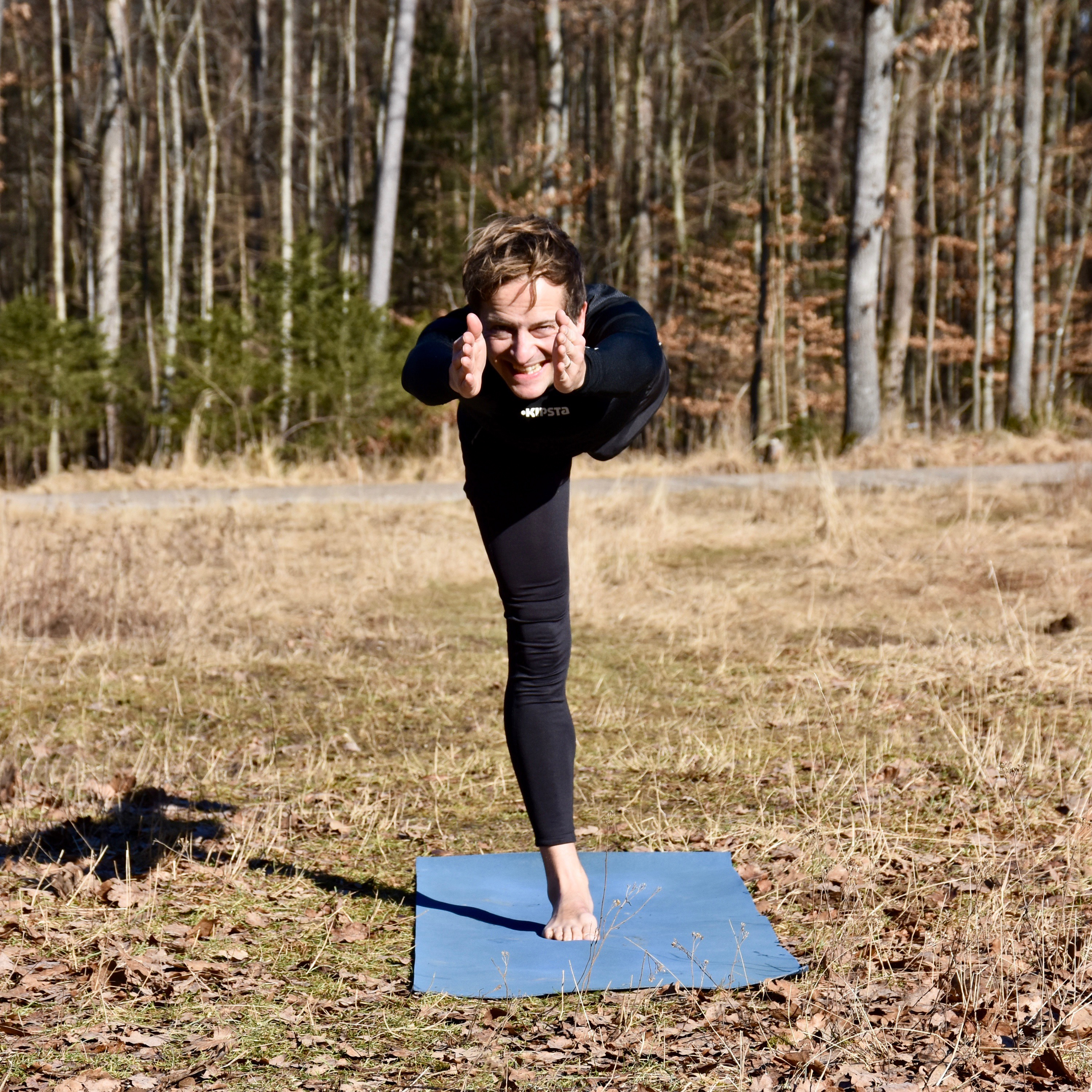 Der Yogadude praktiziert im Frühling gerne draußen Yoga.