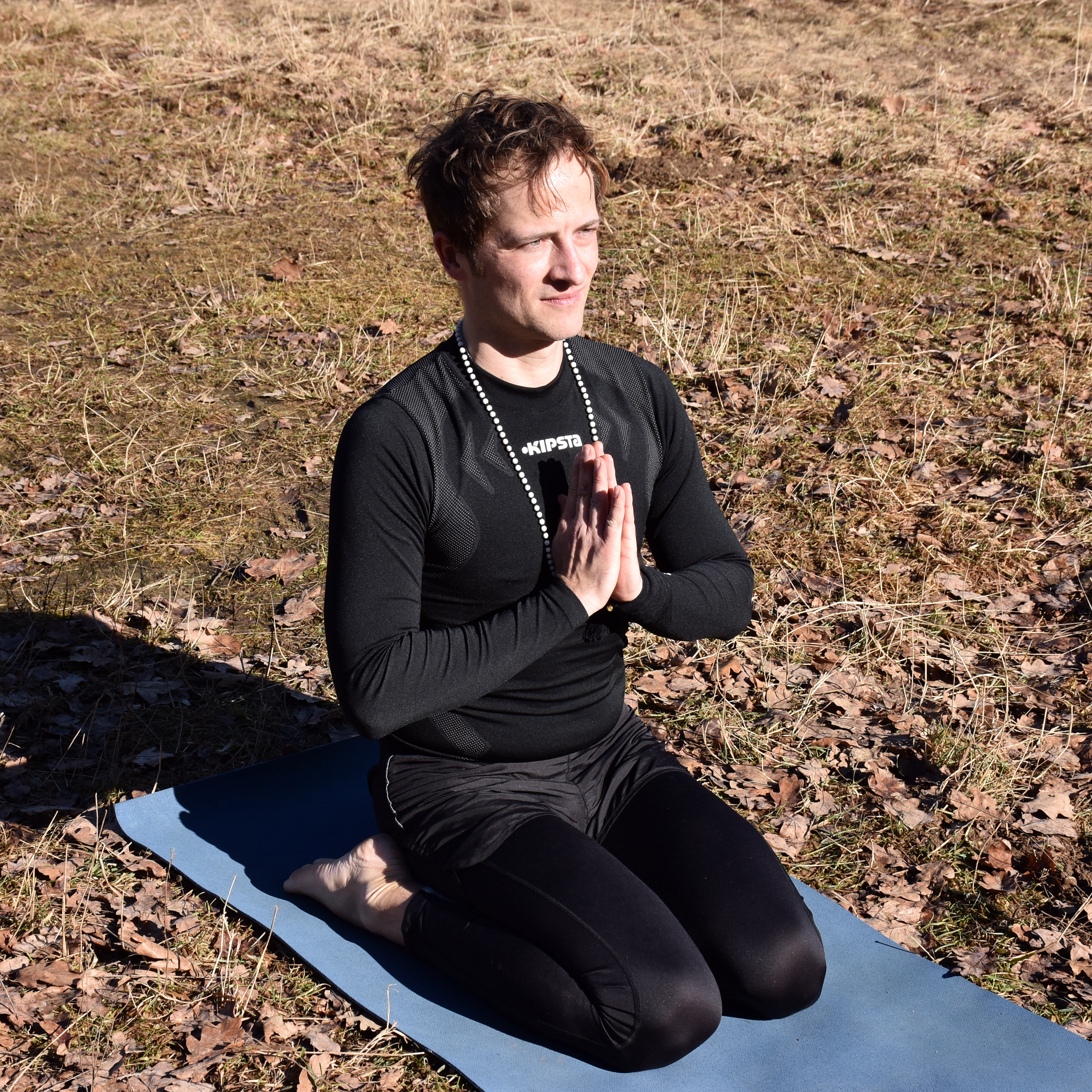 Der Yogadude praktiziert im Frühling gerne draußen Yoga.