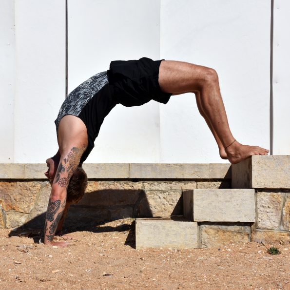 Der Yogadude übt Yoga mit Leidenschaft.