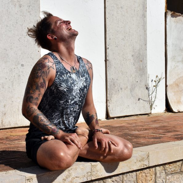 Der Yogadude übt Yoga mit Leidenschaft.