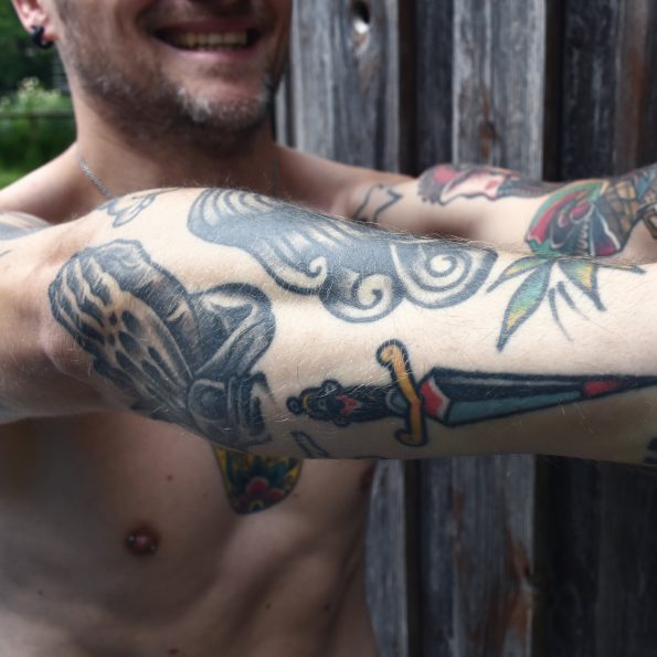 Der Yogadude ist schwersten tätowiert mit seinen Yoga-Tattoos
