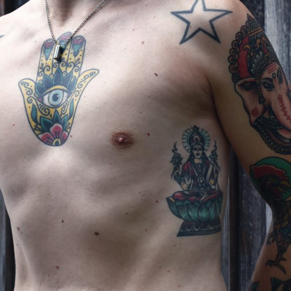Der Yogadude ist schwersten tätowiert mit seinen Yoga-Tattoos