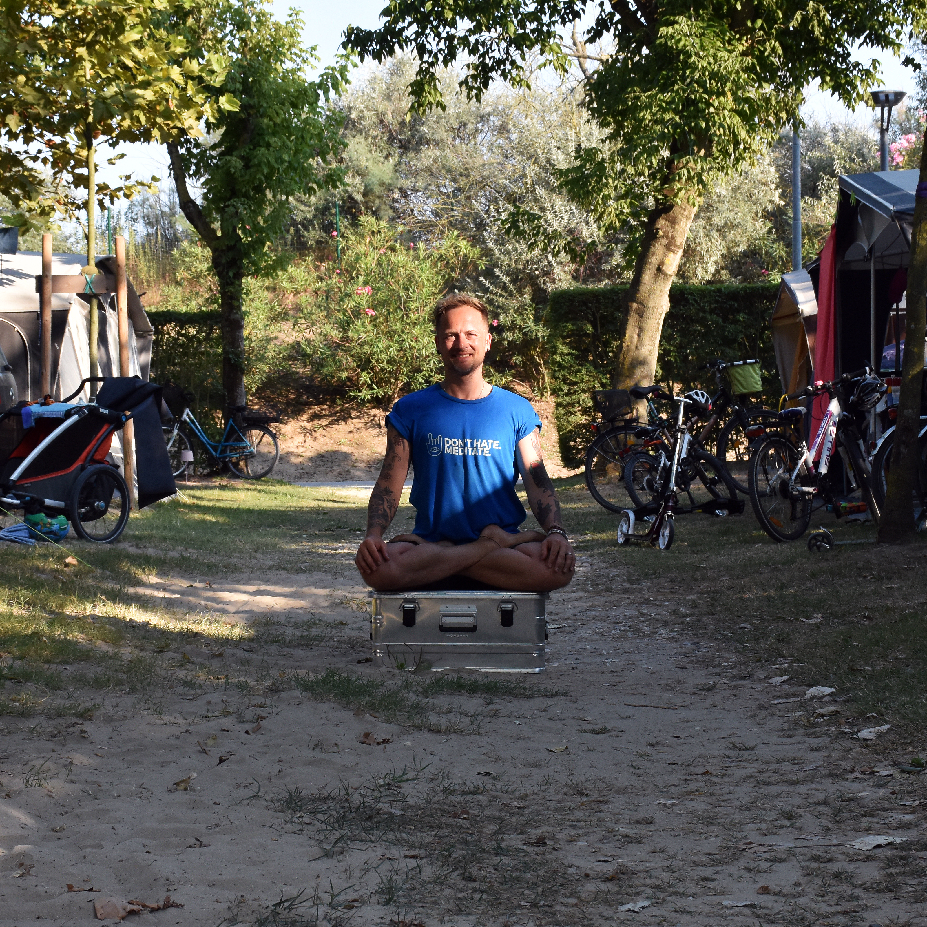 Yogadude’s Campingkiste – Urlaubsgepäck für Zelt-Yogis