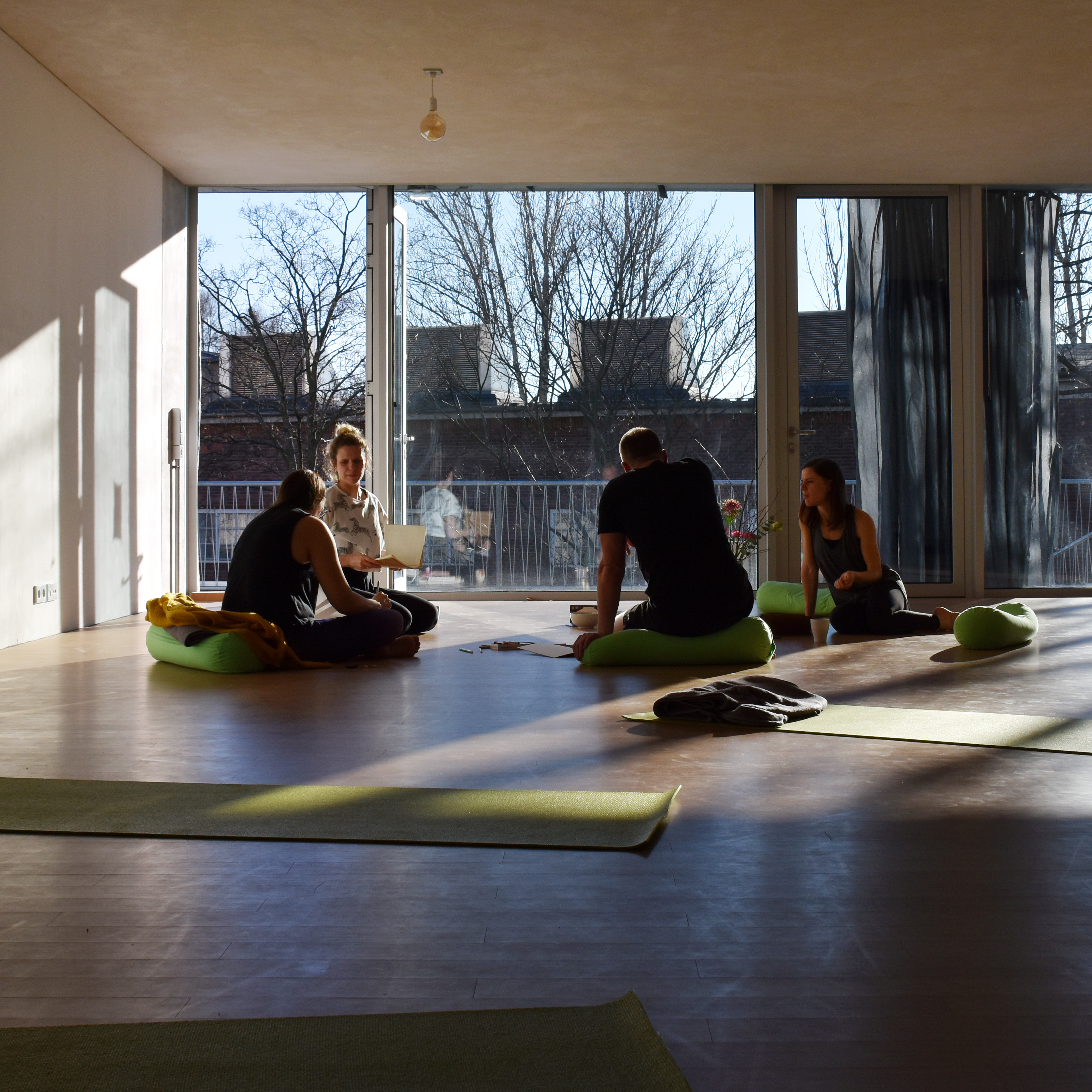 10 Dinge, die dir beim Yoga (fast) nur in Berlin passieren können